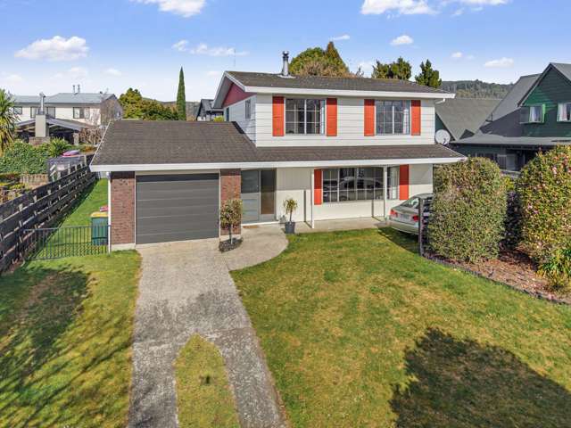 Family-Friendly Living in Lynmore!