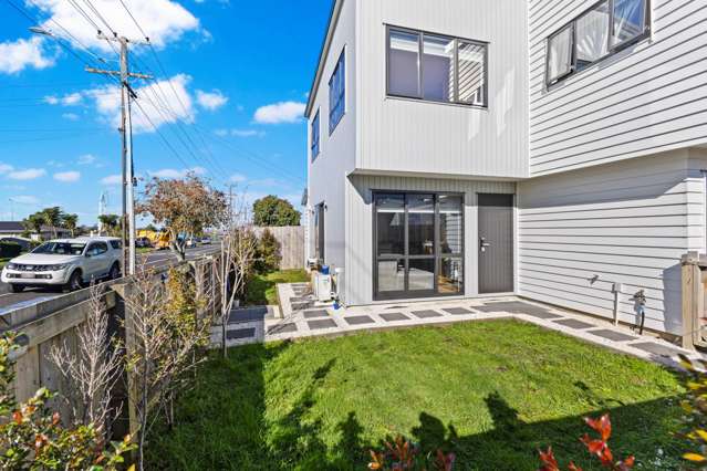 MODERN HOME WITH MASTER BUILT WARRANTY!