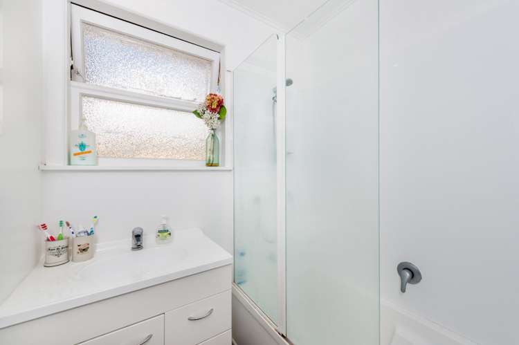 32 Cobham Crescent Kelston_13