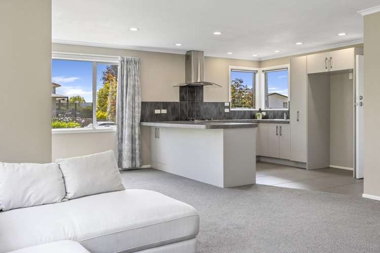 2/7 Reeves Road Acacia Bay_11