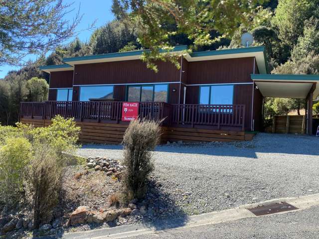 St Arnaud Four-Bedroom Holiday Home