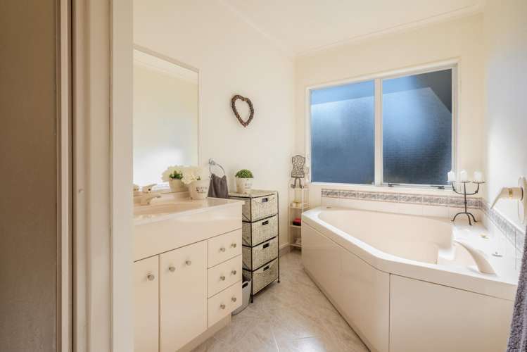 10 Astelia Way Waipahihi_11