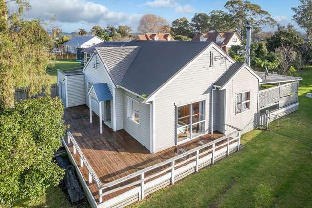 Cute, cozy & full of potential on 1290m2