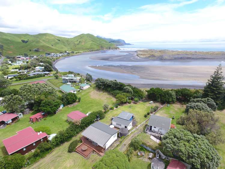 15 Esplanade Marokopa_32