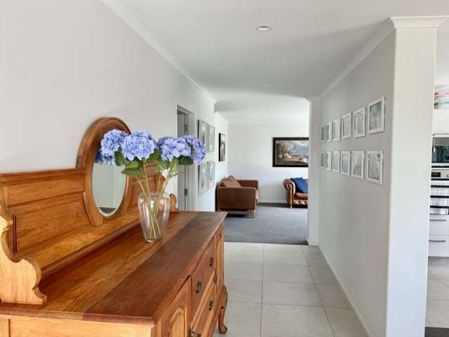 IMMACULATE FAMILY HOME IN GREAT LOCATION