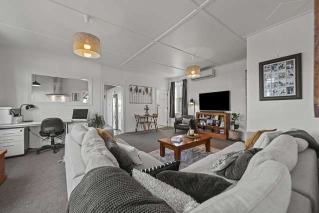 Cosy home plus huge garage - must see!
