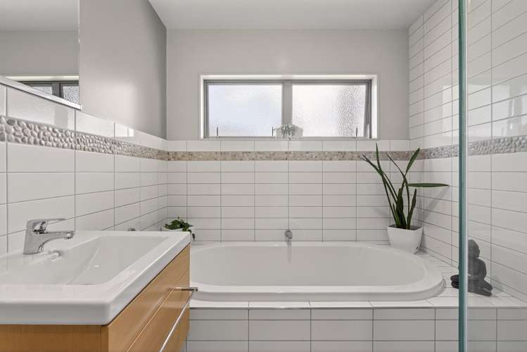 3 Pohutukawa Grove Lytton West_12