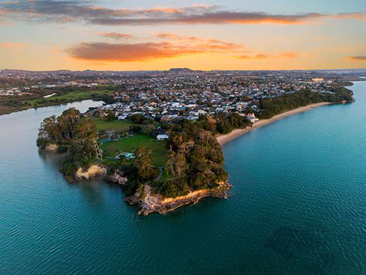 10 Joan Street Point Chevalier_12