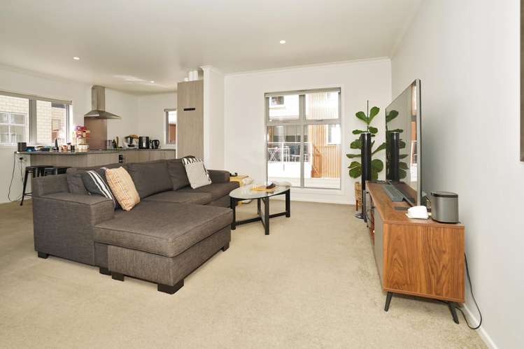 2/9 Vialou Street Hamilton Central_2