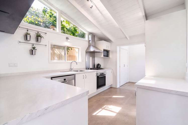 2/54 Lyons Avenue Murrays Bay_14