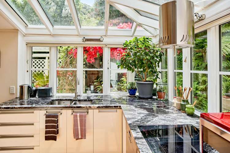 15 Whiorau Grove Lowry Bay_15