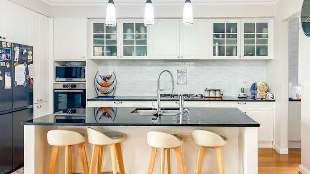 Executive Family Haven with Pool in Millwater