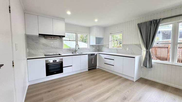 4 Ayton Drive Totara Vale_9