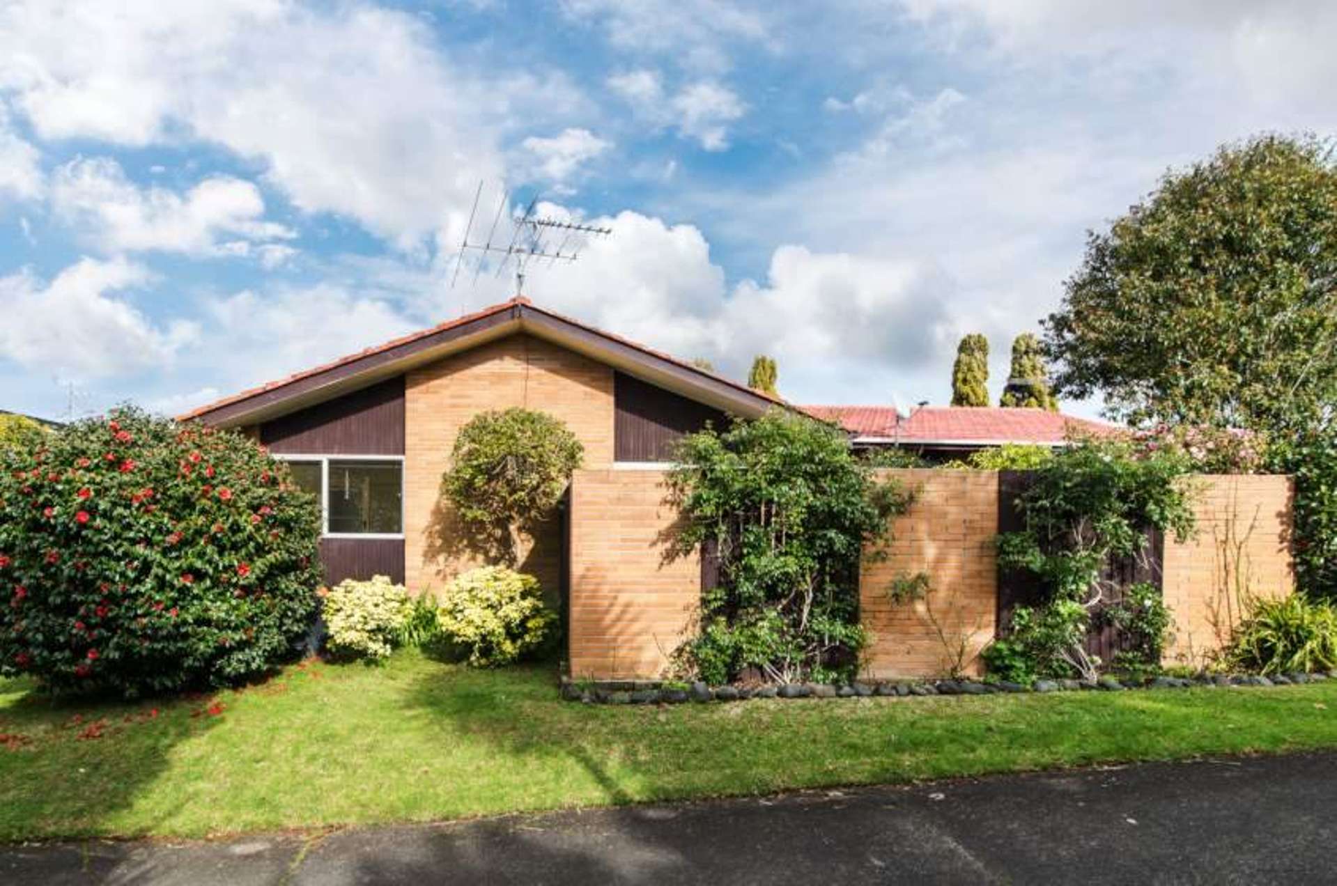 2/27 Glenmore Road Sunnyhills_0