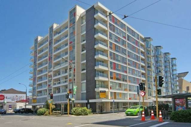 2BR Te Aro Apt w/ Balcony and car parking