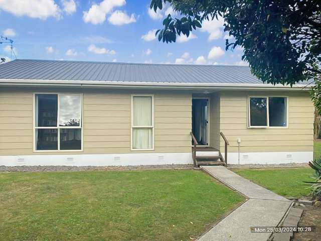 Very Tidy, Cozy and inviting 2-bedroom house located on a private back section.