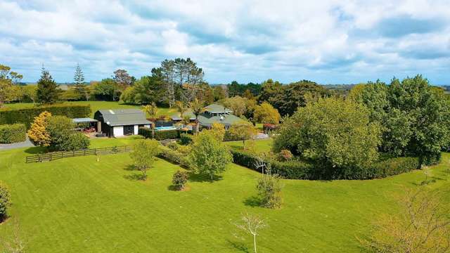 FAMILY-FRIENDLY COUNTRY LIFESTYLE ON 3 ACRES