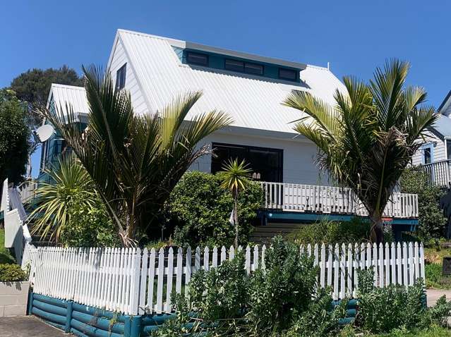 Sunny elevated home in a friendly neighbourhood