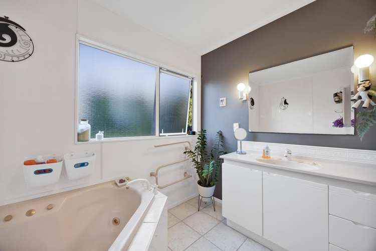 283 Glover Road Hawera_24