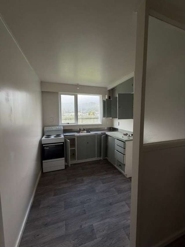 Spacious 2 bedroom apartment in Epuni!