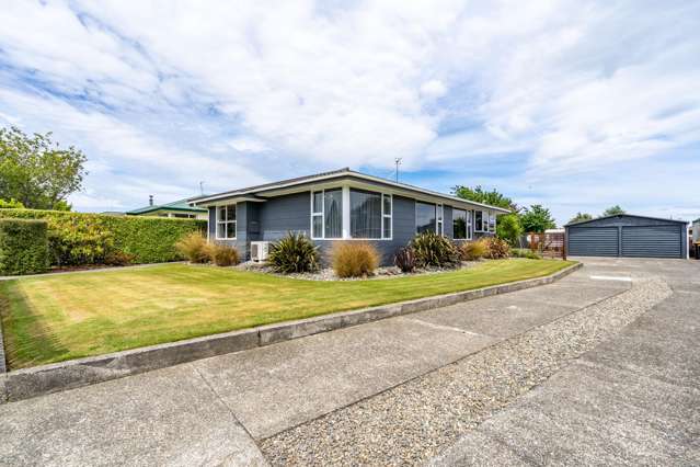 Large garaging, deck and section!