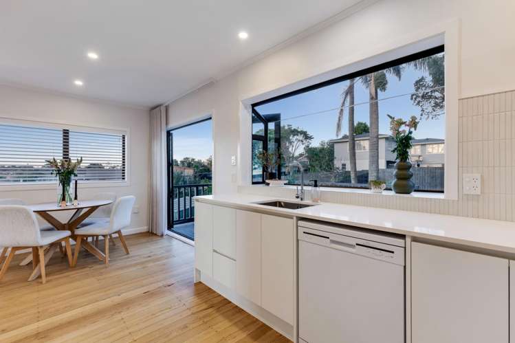 19 Highland Ave Titirangi_11