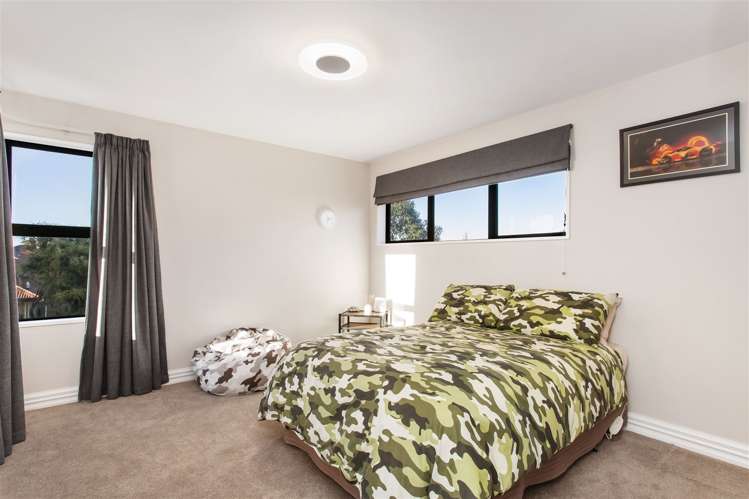 2 June Gardens Northwood_13