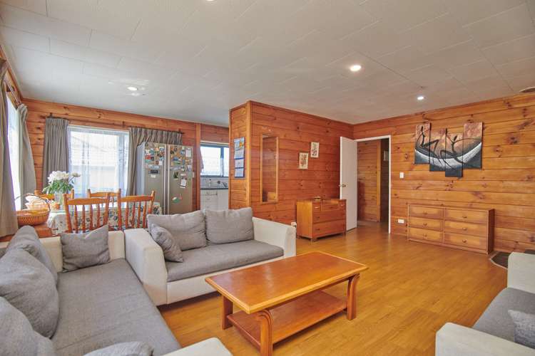 2/91 Athena Drive Totara Vale_3