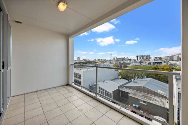 Charming Urban Apartment with Spectacular City...