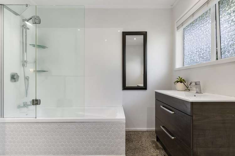 2/14 Surville Place Mairangi Bay_12