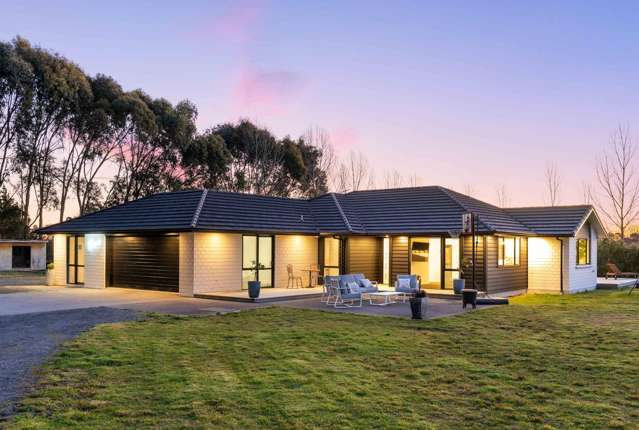 Modern Lifestyle | Country Setting, Town Close