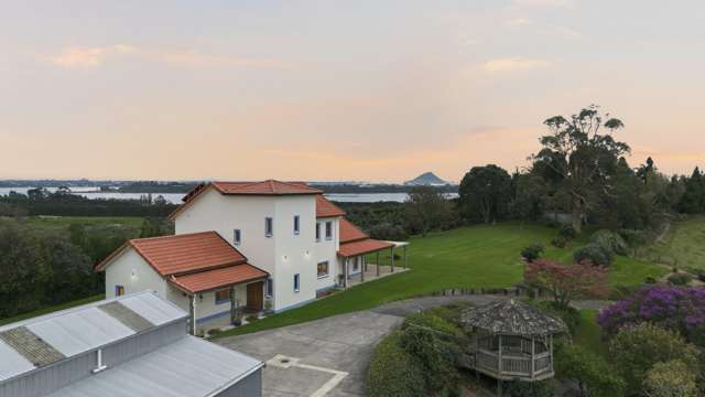 Hill top retreat with views and true scale