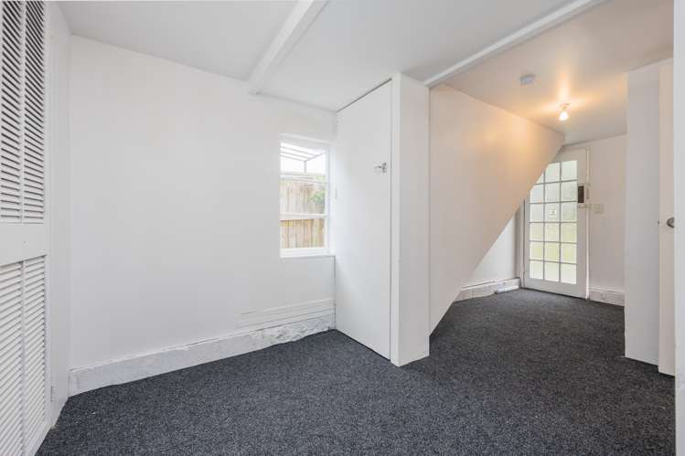 9 Piccadilly Circus Snells Beach_30