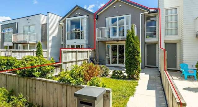 Near-New, Low Maint! 3-Bed Addison Townhouse