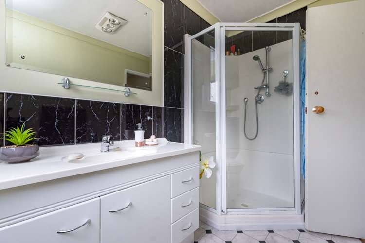 6a Roberts Street Tawa_9