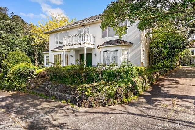 Auckland leaky home sells for nearly $2m after hour-long auction fight