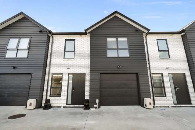 Handy Location, Neat and Tidy Townhouse