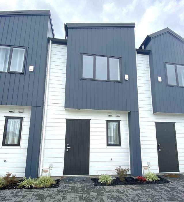 Beautiful 2 Bedroom + Study in Prime Location!