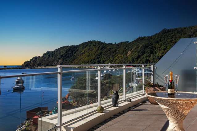 Luxury Waterfront Quays Penthouse-One of Just Four