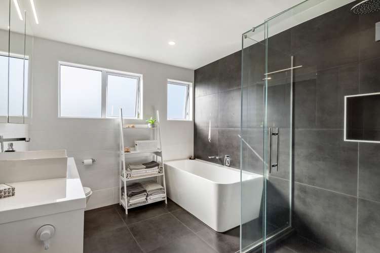 2/28 Beach Road Castor Bay_10