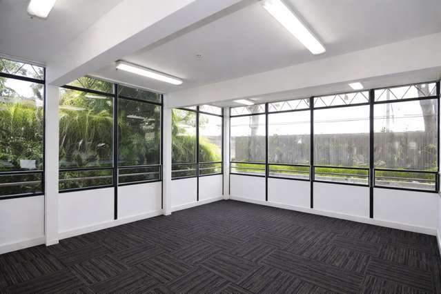 Ground floor office with excellent connectivity