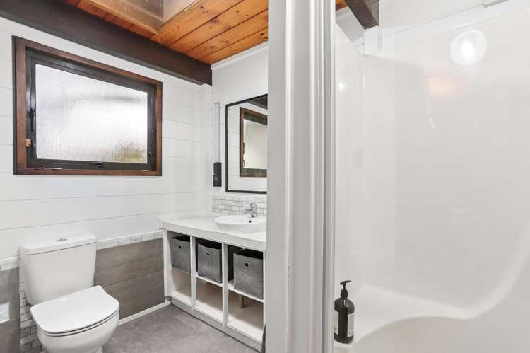 566 Scenic Drive Waiatarua_12