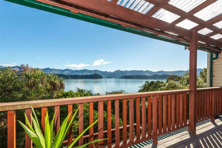 8 Ngaio Lane Charteris Bay_13