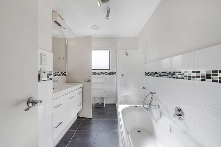 1/2 Basilton Close Bucklands Beach_16
