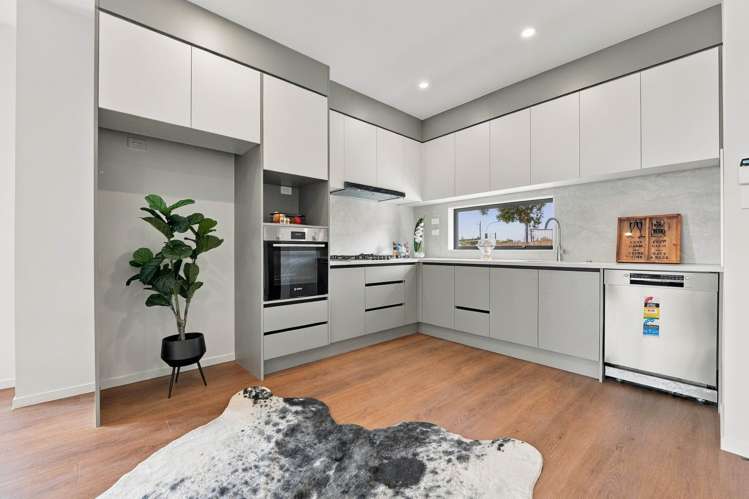 Units 1-3/48 Roberts Road_4