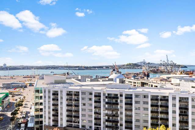 Modern Harbour-View Apartment with Study & Car...