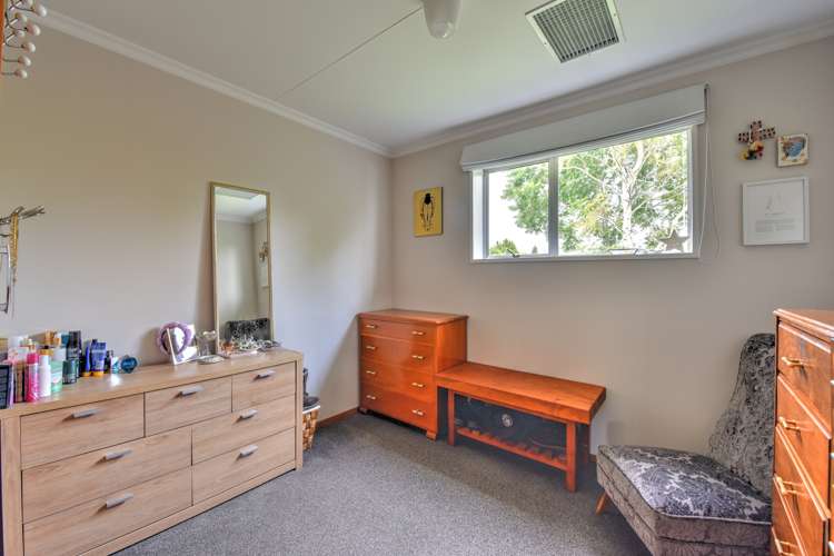 70 Walker Crescent Gore Surrounds_7