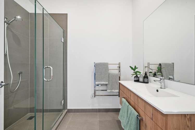 2/4 Glen Atkinson Street St Heliers_11