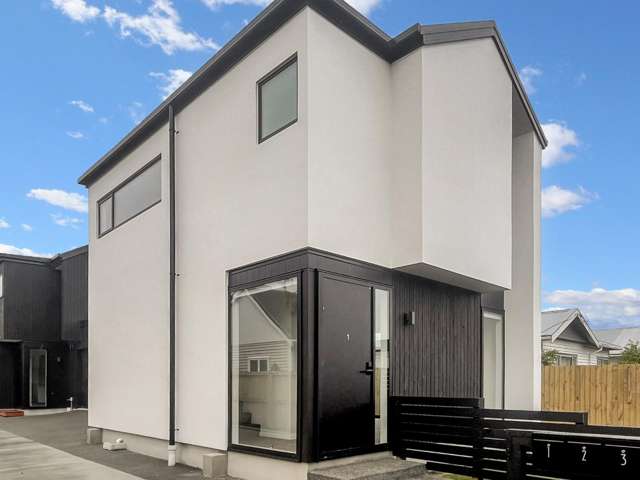 Modern front townhouse with garage!