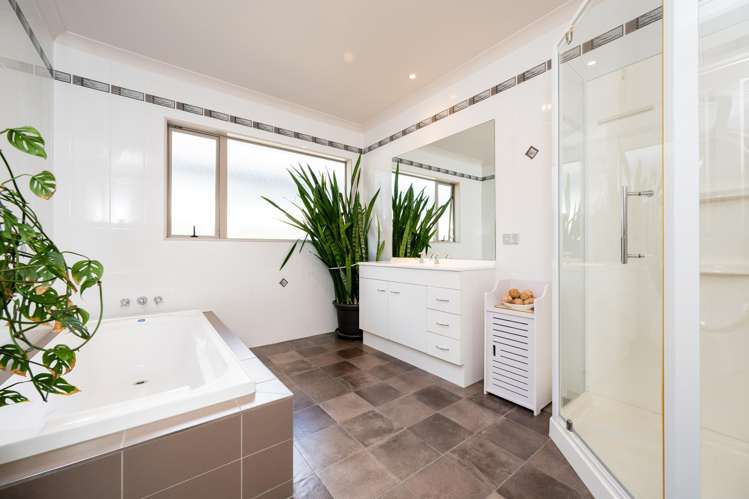 16 Delta Mews Place Clive_11